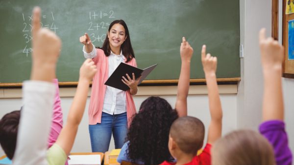 يسعى المعلّم الناجح إلى التجديد الدائم، فهو لا يتردّد مثلًا في إدخال بعض الأساليب التعليميّة الجديدة