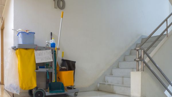 عليك تفادي التواصل البدني غير الضروري، ورفض المصافحات لا يعني أنك عديم الأخلاق