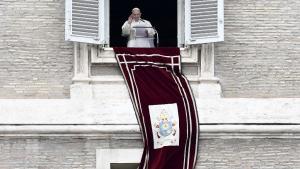Pope Francis waves to the faithfuls as he delivers the Sunday Angelus prayer from his studio window overlooking Saint Peter's Square, at the Vatican on March 01, 2020. Filippo MONTEFORTE / AFP