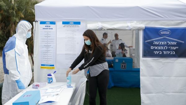 Paramedics from Israel's Maguen David Adom (National Emergency Pre-Hospital Medical Organisation) take part in a coronavirus response training at a special polling station for quarantined Israelis in the coastal city of Tel Aviv, on March 01, 2020, on the eve of general elections. JACK GUEZ / AFP