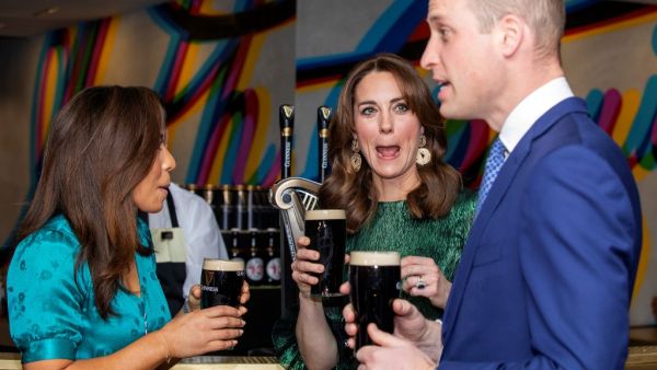 Britain's Prince William, Duke of Cambridge, and Catherine, Duchess of Cambridge, hold pints of Guinness as they attend a special reception at the Guinness Storehouse’s Gravity Bar in Dublin on March 3, 2020 on the first day of their Royal Highnesses three-day visit. PAUL FAITH / AFP / POOL