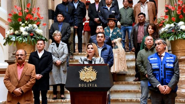 Handout photo released by the Bolivian Presidency of Bolivian interim President Jeanine Anez (C) announcing a complete quarantine to come into effect from Sunday in a bid to stop the spread of the novel coronavirus, during a press conference in La Paz on March 21, 2020. Bolivian Presidency / AFP