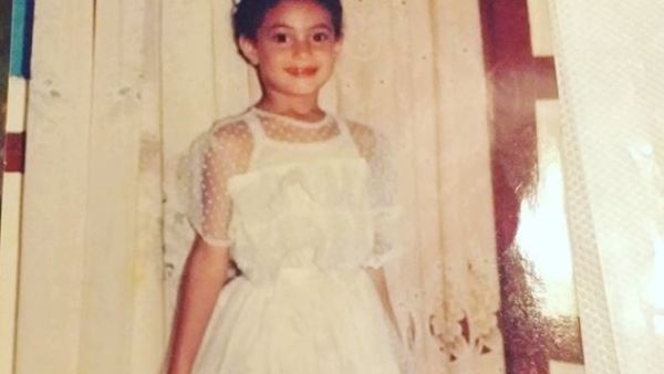 هذه الطفلة أصبحت ممثلة شهيرة اليوم..فمن هي؟