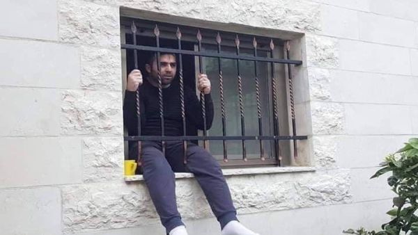 قاعد ع الشباك