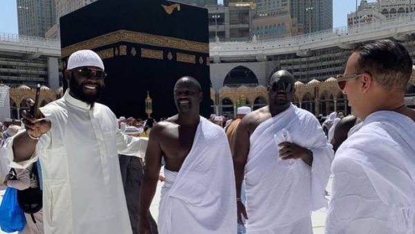 Akon is in Makkah (Twitter)