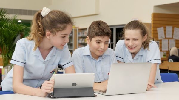 تشمل الدورات ثلاثة مستويات (المستكشف؛ والمبتكر، والمحترف)، وسيجري تقديمها في إطار المنهاج الدراسي وكدورات فردية يمكن للطلاب الاستفادة منها في الوقت الذي يناسبهم. ولدى إكمال كل دورة
