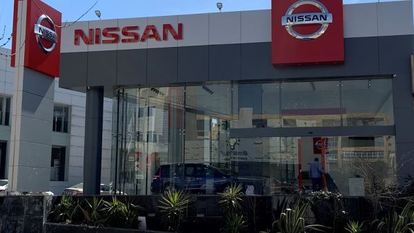 تزدهي صالة عرض نيسان الجديدة بمفهوم خاص في التصميم لتعكس العناصر الأساسية للعلامة وتضم عناصر جديدة في التصاميم الداخلية والخارجية يبرز فيها  اللون الأحمر الذي عرفت به علامة نيسان