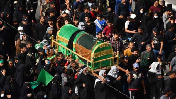 الزوار في بغداد يتوجهون إلى مقام الإمام موسى بن جعفر الكاظم