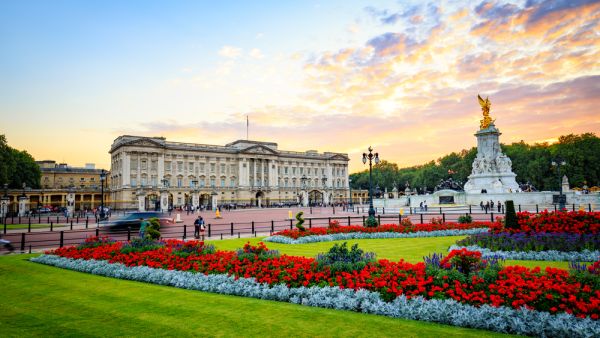 Buckingham Palace (Shutterstock)