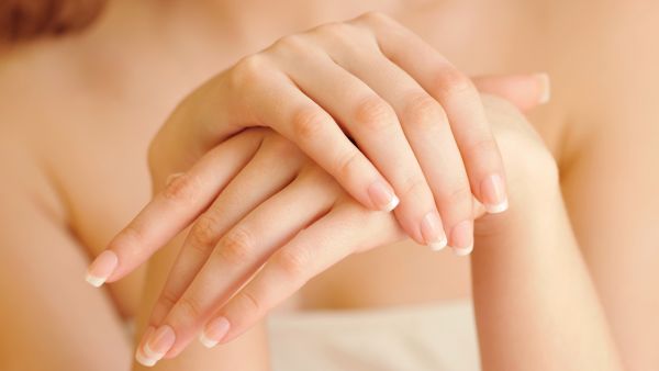 احرصِ على استخدام كريمات مرطبة تحتوي على مواد طبيعية