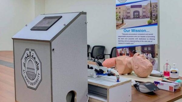 في قطاع غزة، أعلنت الجامعة الإسلامية، عن تمكن اثنين من مهندسيها، من تصنيع جهاز تنفس صناعي بتكلفة مالية قليلة جدا