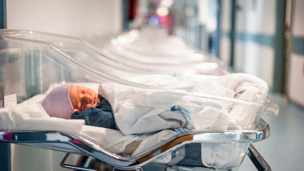  يعرض المولود لجهاز التبخيرة في المستشفى والذي يحتوي على موسعات للشعب الهوائية