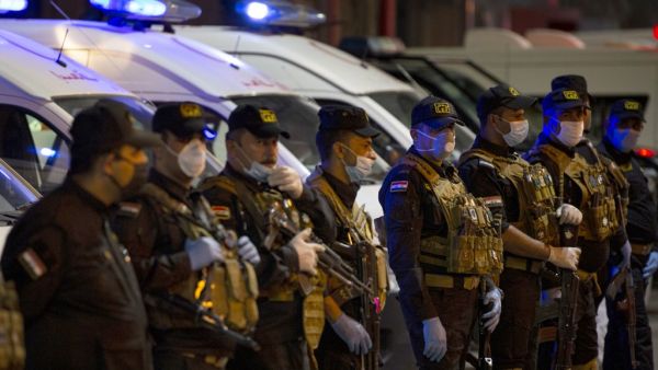 Iraqi security forces wearing protective masks pay tribute to health personnel for their efforts during the coronavirus COVID-19 pandemic crisis, in the southern city of Basra on April 07, 2020. AFP/File