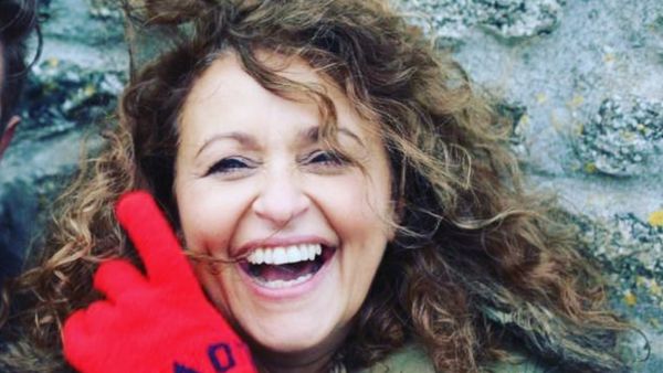 Shocking! Jordanian Actress Nadia Sawalha Swims 'Naked' in Pool.. Watch