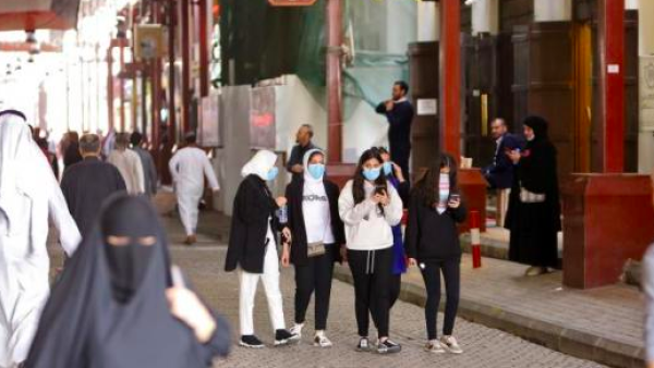 Kuwaiti women wear protective masks at the Mubarakiya Market in Kuwait City. (AFP photo)