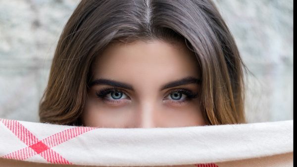 اصنعيه بنفسك: خليط زيوت لعلاج ضعف شعر الحواجب