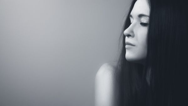 ما هي الأسباب التي تؤدي إلى ظهور الشيب المبكر؟