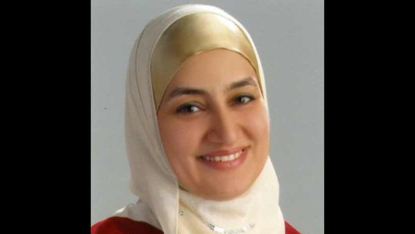 من هي خولة حمدي مؤلفة رواية "في قلبي أنثى عبرية"؟