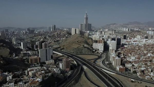 لقطة من الجو تظهر خلو شوارع مكة المكرمة من المركبات والمارة/ أرشيفية