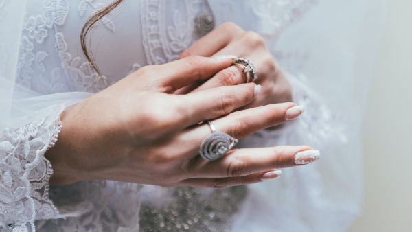 كيف تنظفين مجوهراتك أثناء تفشي فيروس كورونا؟