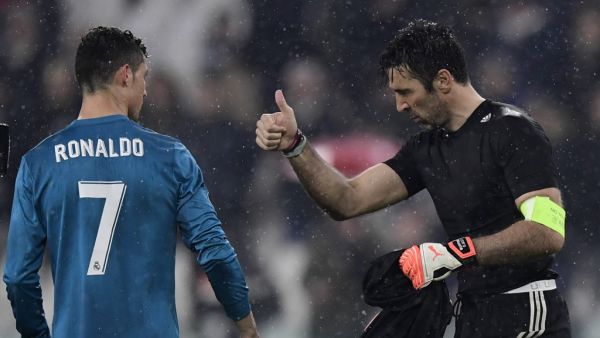 مبابي يحيي رونالدو بعد نهاية المباراة الشهيرة بين يوفنتوس وريال مدريد في أبريل 2018