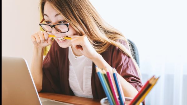 لماذا النساء أكثر توتراً من الرجال خلال فترة الحجر المنزلي؟