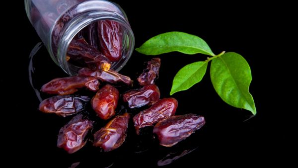 التمور واحدة من أفضل المكونات لتنمية العضلات ويستهلكها الناس في عدة طرق.