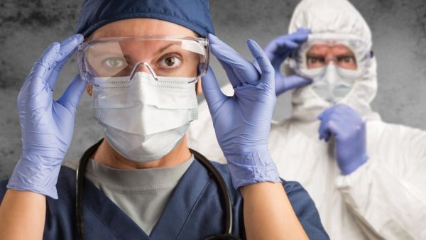 وضع العدسات تحت صنبور المياه، وعدم ترك أي أثر للصابون على العدسات.