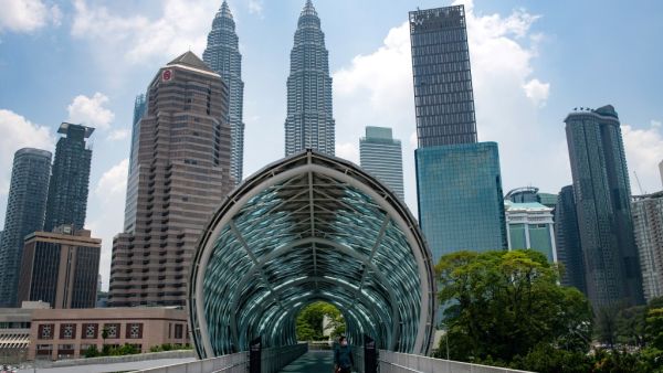 A man wears a facemask, amid fears over the spread of the COVID-19 novel coronavirus, at Saloma Link Bridge in Kuala Lumpur on March 12, 2020. Mohd RASFAN / AFP