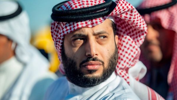 تركي آل الشيخ يحطم شاشة التلفاز..فيديو!