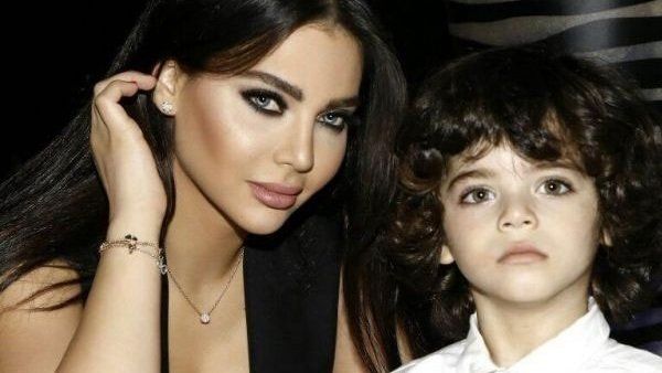 قمر اللبنانية تلتقي بـ إبنها بعد غياب بسبب كورونا..فيديو!