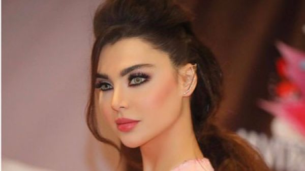 قمر اللبنانية تحتفل بعيد ميلادها بملابس مثيرة..فيديو!