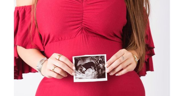 موديل كويتية تعلن حملها بملابس وصفت بـ "الفاضحة"!