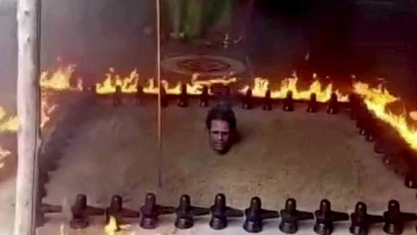  Srinivasa Siddhar from Tamil Nadu buries himself up to his head and surrounds himself with fire in eight-hour ritual to end the pandemic#COVID_19 (Twitter)