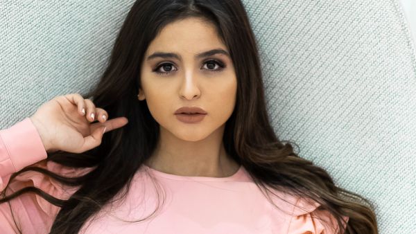 حلا الترك تتلقى سيارة فاخرة بمناسبة عيد ميلادها..صورة!