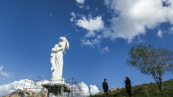This sculpture made of five 3-meter-high pieces of iron reflects a protest against the inhuman actions taken towards the Kurdish civilians around Iran during the war (Twitter)