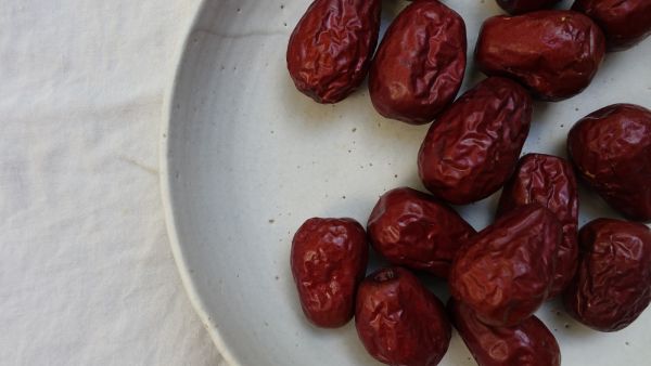 اصنعيه بنفسك: قناع التمر لترطيب البشرة وتغذيتها