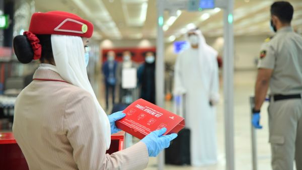 أعدت طيران الإمارات عبوات تحتوي على أدوات الوقاية الصحية وتوزع مجاناً على العملاء عند إنجاز إجراءات السفر في مطار دبي الدولي وعلى ركاب الرحلات التي تصل إلى دبي. طيران الإمارات ترسي معايير رائدة لضمان سلامة الركاب