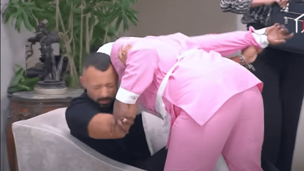 خادمة فيفي عبده تقبل أحمد فهمي..فيديو صادم!