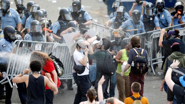 اشتباكات بين محتجين والشرطة صاحبتها عمليات سلب ونهب