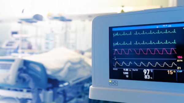 نقل فنان كويتي شهير للعناية المركزة بعد تعرضه لجلطة دماغية