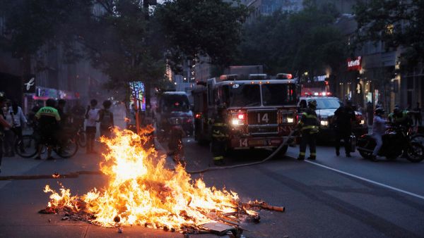 استمرار الاحتجاجات العنيفة في مختلف أرجاء الولايات الأمريكية