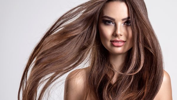 يُساعد زيت الخروع على منع تساقط الشعر، وذلك للكثافة واللزوجة العالية التي يتمتع بها