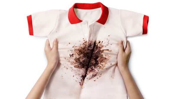 يوضع مسحوق الغسيل أو أيّة مادة خاصّة بإزالة البقع على الجزء الأمامي والخلفي من البقعة.