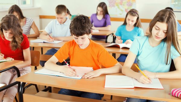  يتعين على الطالب المذاكرة بالمنزل واتباع الإرشادات الوقائية