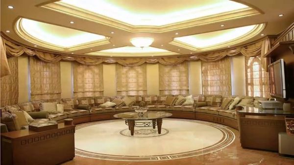  لتحقيق ديكور جبس مجالس "مودرن"، يُستهلّ العمل من نقطة محوريّة