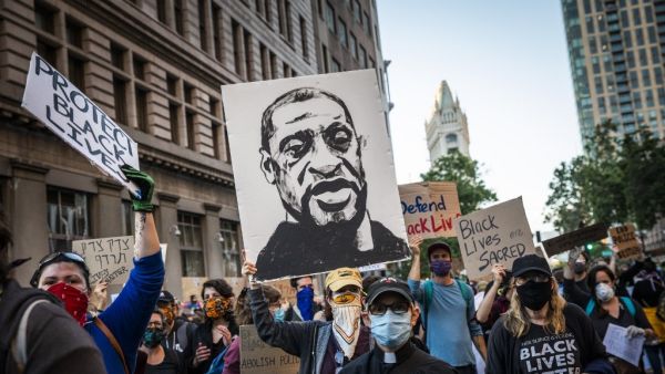 US protesters welcomed new charges against Minneapolis officers in the killing of African-American man George Floyd -- but thousands still marched in cities across the country for a ninth straight night, chanting against racism and police brutality. Philip Pacheco / AFP
