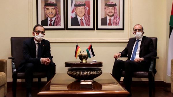 German Foreign Minister Heiko Maas (L) meets with his Jordanian counterpart Ayman Safadi in the Jordanian capital Amman on June 10, 2020. The first high-level European visitor to Israel since the coronavirus pandemic hit, Maas brought a message of disquiet to Israel which he later reiterated in neighbouring Jordan. Germany and its European partners have "serious concerns" over Israel's plans to annex parts of the occupied West Bank, Maas said in Jerusalem.  Ahmad SHOURA / AFP