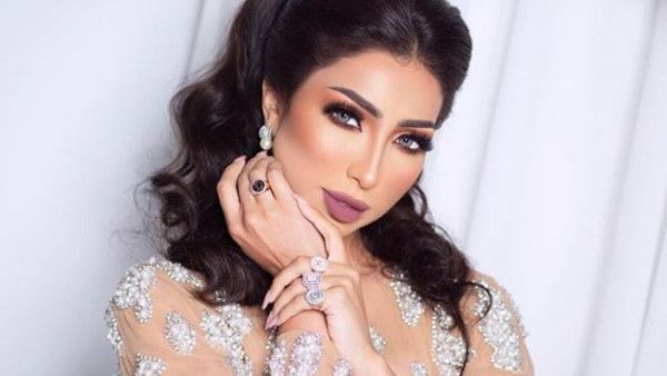 دنيا بطمة تستعرض حملها برفقة زوجها وابنتها!