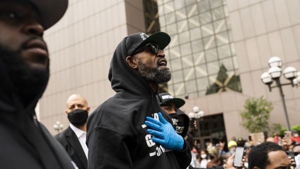 لاعب كرة السلة الأميركي السابق ستيفين جاكسون يشارك في الاحتجاجات بعد وفاة فلويد